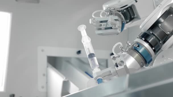 Nuove tecnologie in medicina. Manipolatore del braccio robotico effettua un'iniezione remota. Chemioterapia per pazienti oncologici. Un laboratorio sta sviluppando un vaccino per il virus. Pandemia mondiale . — Video Stock