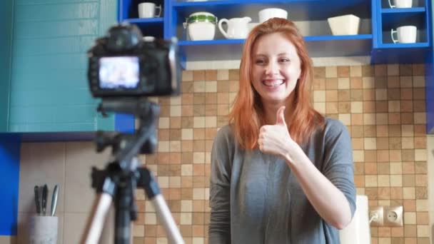 Food blogger girl influenceur enregistre une vidéo ou un podcast dans la cuisine. Fait blog mode de vie vlog sur les aliments sains et malsains. Une femme communique avec les abonnés, demande à aimer la vidéo . — Video