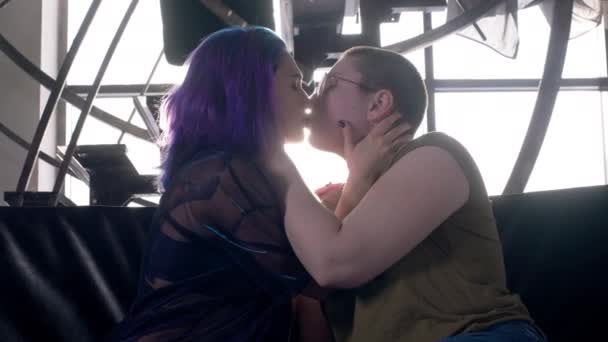 Lesbisk hbt kvinnlig kyss utomhus i solljuset — Stockvideo