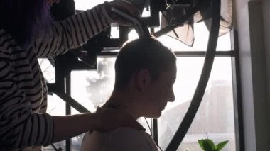 Genç çekici kız saçlarını kafasında tıraş ediyor. Kafasını tıraş makinesi ya da jiletle kazımış. İki lezbiyenin umurunda. Bedava eşcinsel aşkı. Homoseksüel ilişki. Lgbt Topluluk Konsepti, Gurur