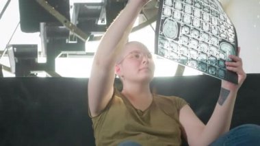Kanserli solgun bir kadının portresi, yardım isteği, sosyal koruma. Kanser veya lösemisi olan kel bir kız MR veya röntgen taraması yaptırıyor. Kadın kemoterapi gördü.