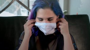 Virüs ya da kirlilikle başa çıkmak için maske takan mutsuz bir kadın..
