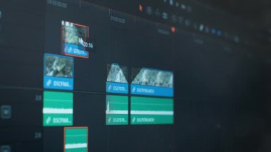 Video düzenleme için program arayüzü. Editör bir video hazırlar. Freelancer evde çalışıyor, blog için bir film yapıyor, karantina sırasında ev ofisi. Video görüntülerinin renk düzeltmesi