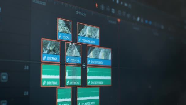 A interface do programa para edição de vídeo. O editor cria um vídeo. Freelancer trabalha em casa, cria um filme para o blog, home office durante a quarentena. Correção de cor de imagens de vídeo — Vídeo de Stock