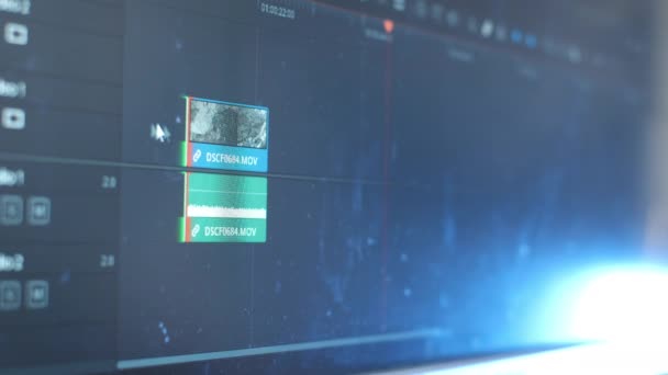 Programmets gränssnitt för videoredigering. Redaktören skapar en video. Frilansare arbetar hemma, skapar en film för bloggen, hemmakontoret under karantänen. Färgkorrigering av videofilmer — Stockvideo