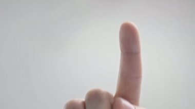 Biyometrik parmak izi tarayıcısının dijital işlemcisi. Dijital programların ve parmak izi biyometrelerinin güvenlik taraması.