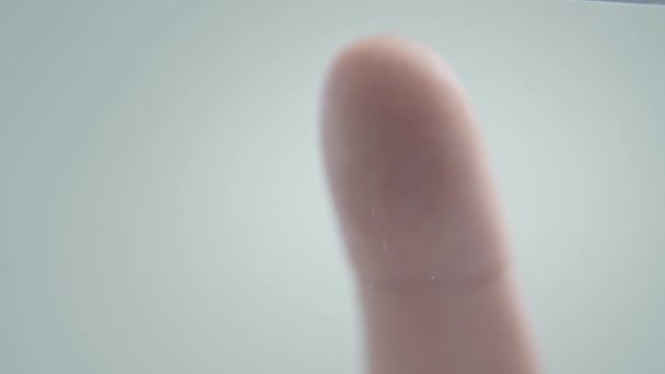 Biyometrik parmak izi tarayıcısının dijital işlemcisi. Dijital programların ve parmak izi biyometrelerinin güvenlik taraması. — Stok video