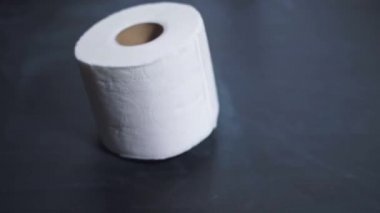 Bir rulo tuvalet kağıdı yavaşça masaya düşer. Kriz ve salgın sırasında tuvalet kağıdı sıkıntısı. Finansal kriz 2020