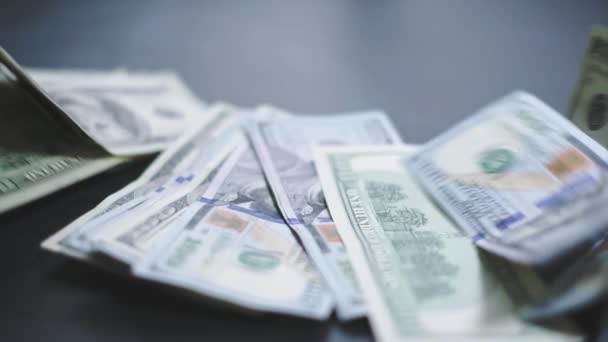 许多美元正慢慢地跌到桌子上.男人扔绿色的美国钱。美国金融体系 — 图库视频影像