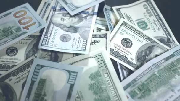 Πολλά αμερικάνικα δολάρια στριφογυρίζουν. Τα λεφτά των Πράσινων Αμερικανών είναι στο τραπέζι. Αμερικανικό οικονομικό σύστημα. Περιστρεφόμενο φόντο των χρημάτων δολάρια ΗΠΑ κοντά. — Αρχείο Βίντεο
