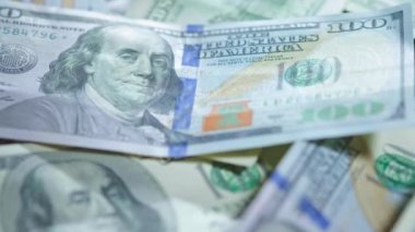Dolar makro atışı. Para masanın üstünde. Para yavaş çekimde. Franklin. Amerikan doları makro atış. Yüz dolar. Çok dolar.