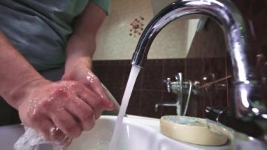 Coronavirus COVID-19 hastalığına karşı koruyucu tedbir olarak ellerini yıkamak. MERS-Cov, SARS-Cov-2 salgını. Ellerini düzenli olarak sabun ve suyla yıka. Sağlıklı bir yaşam tarzı. Virüsleri yaymayı bırak.