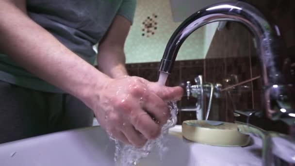 Πλύσιμο χεριών ως προστατευτικά μέτρα κατά της νόσου Coronavirus COVID-19. MERS-Cov, πανδημία SARS-cov-2. Πλύνετε τα χέρια σας τακτικά με σαπούνι και νερό. Υγιεινός τρόπος ζωής Σταματήστε να μεταδίδετε ιούς. — Αρχείο Βίντεο