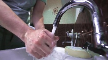Coronavirus COVID-19 hastalığına karşı koruyucu tedbir olarak ellerini yıkamak. MERS-Cov, SARS-Cov-2 salgını. Ellerini düzenli olarak sabun ve suyla yıka. Sağlıklı bir yaşam tarzı. Virüsleri yaymayı bırak.