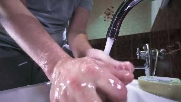 Мытье рук в качестве защитных мер против коронавируса COVID-19. MERS-Cov, SARS-cov-2 pandemic. Регулярно мойте руки мылом и водой. Здоровый образ жизни. Прекратить распространение вирусов . — стоковое видео