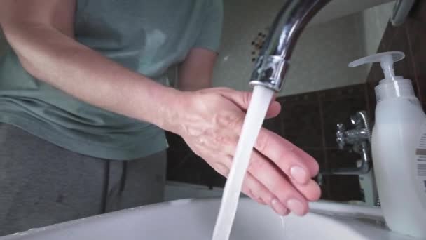 Homem lavar as mãos da melhor maneira em casa coronavírus lavar água esfregar sabão toalha seca de perto. MERS-Cov, pandemia de SARS-cov-2. Lave as mãos regularmente com água e sabão. Pare de espalhar vírus . — Vídeo de Stock