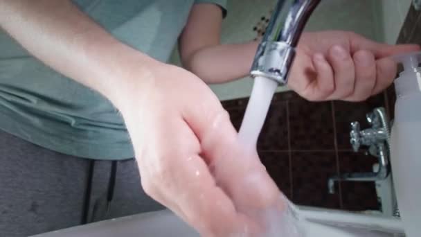 Männer waschen die Hände am besten zu Hause Coronavirus Spülwasser reiben Seife trockenes Handtuch aus nächster Nähe. MERS-Cov, SARS-cov-2 Pandemie. Waschen Sie sich regelmäßig die Hände mit Seife und Wasser. Stoppt die Verbreitung von Viren. — Stockvideo