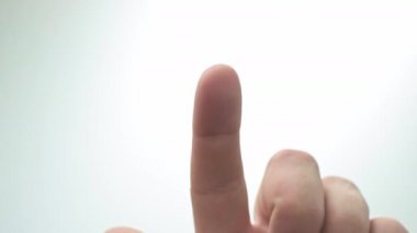 Üzerinde parmak izi olan bir akıllı telefondan çevrimiçi erişim. İnternetten alışveriş yapan biri, parasını parmak iziyle öder. Parmak iziyle kimlik doğrulaması. Modern zamanlardaki biyometrik sistemler