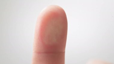 Biyometrik parmak izi tarayıcısının gelecekteki dijital işlemcisi. Dijital programların izlenmesi ve güvenlik taraması ve parmak izi biyometrisi kavramı. Siber gelecekçi uygulamalar