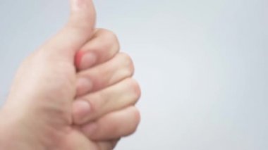 Susuz, alkol bazlı el dezenfektanı antiseptik jeliyle ellerini temizlemek. Adam bir şişe sakız tutuyor ve sıvı döküyor, sabun yıkamaya alternatif olarak, bakterileri öldürmek için el dezenfektanı olarak kullanılıyor.