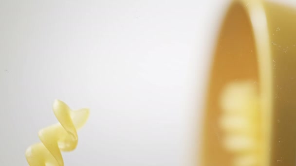Superlangzame beweging van ongekookte Italiaanse pasta. Gefilmd op hoge snelheid bioscoop camera, 1000 fps. — Stockvideo