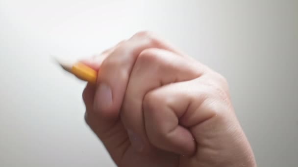 Ο καλλιτέχνης σχεδιάζει μια επίπεδη γραμμή με ένα μαύρο μολύβι. Καλλιτέχνες χέρι σχέδιο ξύλινο μολύβι γράφει γραμμή. Επιχειρηματίας κάνει μια σημείωση με ένα μολύβι — Αρχείο Βίντεο