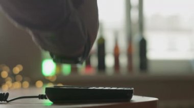 Kafede elektronik akıllı saat kullanan bir adam ödeme yapıyor. Bağlantısız teknoloji NFC. Modern teknolojiyi kullanarak online alışveriş. İnternet üzerinden tüketicilik satın almaları. Adam akıllı saatle ödeme yapıyor.