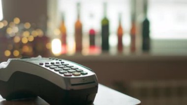 Kafede elektronik akıllı saat kullanan bir adam ödeme yapıyor. Bağlantısız teknoloji NFC. Modern teknolojiyi kullanarak online alışveriş. İnternet üzerinden tüketicilik satın almaları. Adam akıllı saatle ödeme yapıyor.