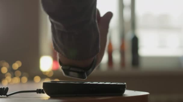 Un hombre paga en un café usando un reloj inteligente electrónico. Tecnología sin contacto NFC. Compras en línea con tecnología moderna. Consumismo internet compras en línea. El hombre está pagando con un reloj inteligente — Vídeos de Stock