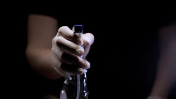 Человек в резиновых перчатках распыляет дезинфицирующее средство, использует пулемёт. Очищает комнату от вирусов и инфекций. Защита от болезней во время эпидемии и пандемии. Защищает от коронавируса — стоковое видео