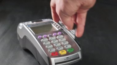 Kullanıcı ödemeyi kredi kartıyla yapar. Nakit ödemesiz terminale gönder. Kredi kartı olan bir adam terminalden geçer. Elektronik para bankacılık hizmetleri, işlem yapmak.