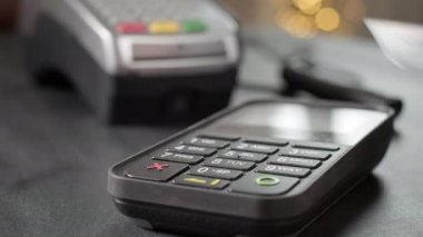 NFC teknolojisi. Banka terminalinde NFC çipi olan genç bir kadının yakın çekimi. Müşteri dışarıdan yemek siparişi veriyor. Müşteri el bilgileri erişimsiz kredi kartıyla ödenir..