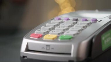 NFC teknolojisi. Alıcı akıllı bir saat kullanarak satın alma ücretini bağlantısız olarak ödüyor. Koronovirüs salgını sırasında cihazla kablosuz ödeme. Küçük işletmeler