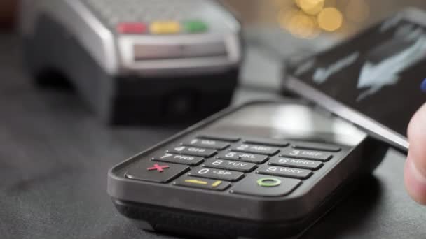 NFC-technologie. De gebruiker doet contactloze betaling via mobiele telefoon. Lanceert een smartphone naar de pos terminal of creditcard machine van contante betaling. Draadloze betaling nfc levensstijl — Stockvideo