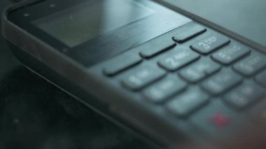 POS bağlantısız ödeme terminalinden telefonla öde. Bir kullanıcı bir mağazada ya da restoranda akıllı telefon kullanarak satın alır. Nakitsiz cüzdanda e-para