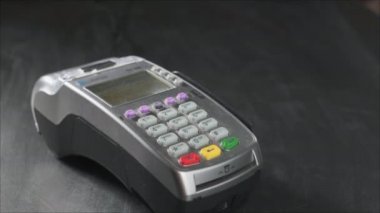 Kullanıcı ödemeyi kredi kartıyla yapar. Nakit ödemesiz terminale gönder. Kredi kartı olan bir adam terminalden geçer. Elektronik para bankacılık hizmetleri, işlem yapmak.