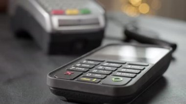 NFC Teknoloji. Kullanıcı cep telefonuyla ulaşılamaz ödeme yapıyor. Posta terminaline akıllı bir telefon ya da nakit ödemesiz kredi kartı makinesi gönderir. Kablosuz ödeme nfc yaşam tarzı