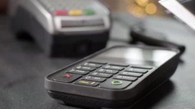 NFC Teknoloji. Kullanıcı cep telefonuyla ulaşılamaz ödeme yapıyor. Posta terminaline akıllı bir telefon ya da nakit ödemesiz kredi kartı makinesi gönderir. Kablosuz ödeme nfc yaşam tarzı