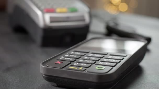 NFC-Technologie. Der Nutzer zahlt kontaktlos per Handy. Startet ein Smartphone an das Pos-Terminal oder den Kreditkartenautomaten für bargeldloses Bezahlen. Drahtloses Bezahlen nfc Lifestyle — Stockvideo