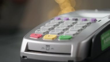 NFC Teknoloji. Kullanıcı cep telefonuyla ulaşılamaz ödeme yapıyor. Posta terminaline akıllı bir telefon ya da nakit ödemesiz kredi kartı makinesi gönderir. Kablosuz ödeme nfc yaşam tarzı