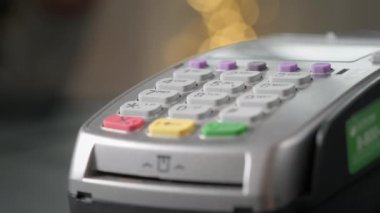 Kullanıcı ödemeyi kredi kartıyla yapar. Nakit ödemesiz terminale gönder. Kredi kartı olan bir adam terminalden geçer. Elektronik para bankacılık hizmetleri, işlem yapmak.