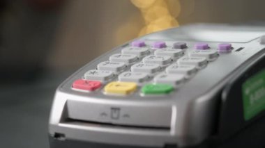 NFC teknolojisi. Banka terminalinde NFC çipi olan genç bir kadının yakın çekimi. Müşteri dışarıdan yemek siparişi veriyor. Müşteri el bilgileri erişimsiz kredi kartıyla ödenir..