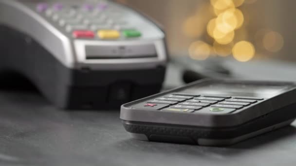 NFC technology. Close-up of young woman using credit card with NFC chip on bank terminal. Customer paying for food order outdoor. Detail of a client hands paying with the contactless credit card. — Stock Video