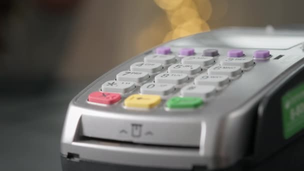 NFC technology. Close-up of young woman using credit card with NFC chip on bank terminal. Customer paying for food order outdoor. Detail of a client hands paying with the contactless credit card. — Stock Video