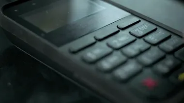 POS bağlantısız ödeme terminalinden telefonla öde. Bir kullanıcı bir mağazada ya da restoranda akıllı telefon kullanarak satın alır. Nakitsiz cüzdanda e-para