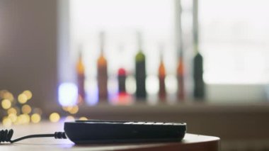 POS bağlantısız ödeme terminalinden telefonla öde. Bir kullanıcı bir mağazada ya da restoranda akıllı telefon kullanarak satın alır. Nakitsiz cüzdanda e-para