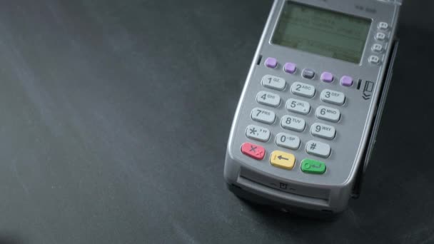 Płatność przez telefon na terminalu bezdotykowym POS. Użytkownik dokonuje zakupu za pomocą smartfona w sklepie lub restauracji. E-pieniądze w portfelu bezgotówkowym — Wideo stockowe