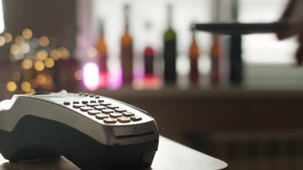 Bezahlen per Telefon am kontaktlosen Zahlungsterminal POS. Ein Nutzer kauft mit dem Smartphone in einem Geschäft oder Restaurant ein. E-Geld im bargeldlosen Portemonnaie — Stockvideo