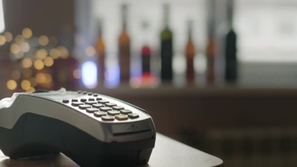 Payez par téléphone sur le terminal de paiement sans contact POS. Un utilisateur effectue un achat à l'aide d'un smartphone dans un magasin ou un restaurant. Monnaie électronique au portefeuille sans numéraire — Video