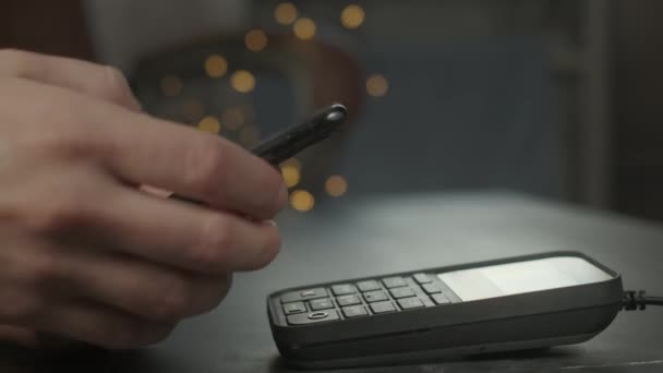 Paga per telefono sul terminale di pagamento POS contactless. Un utente effettua un acquisto utilizzando uno smartphone in un negozio o ristorante. E-money al portafoglio senza contanti — Video Stock